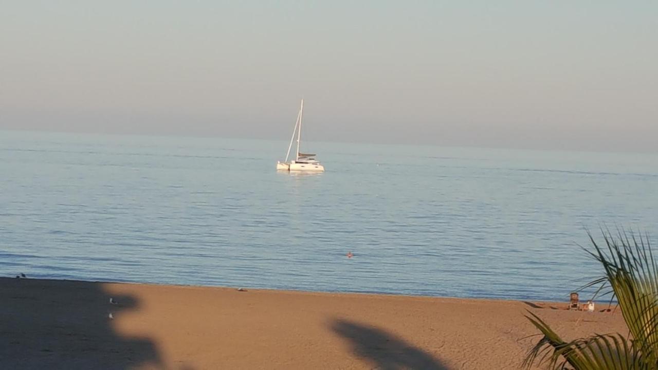 Ferienwohnung Beau T2 Au Calme Avec Parking Sublime Vue Sur Port Canet-en-Roussillon Exterior foto